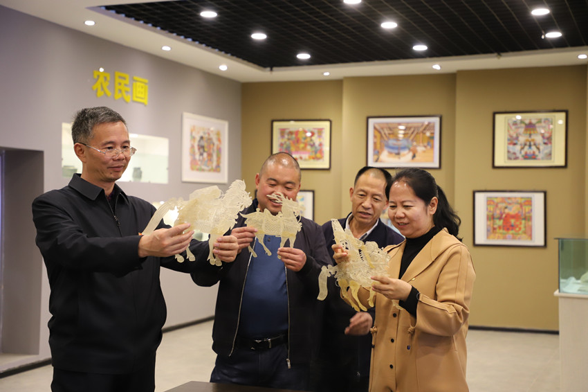 局长马秀清调研非遗传播中心和文化馆展厅