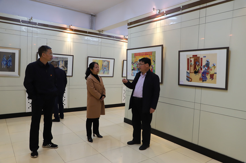 局长马秀清调研非遗传播中心和文化馆展厅