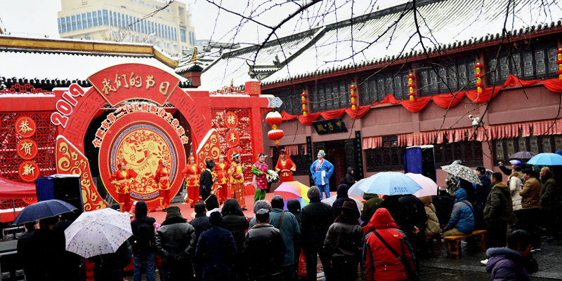 首页 馆办活动 > 合肥城隍庙瑞雪传乡音 新春庙会精彩上演(图) 庐剧团