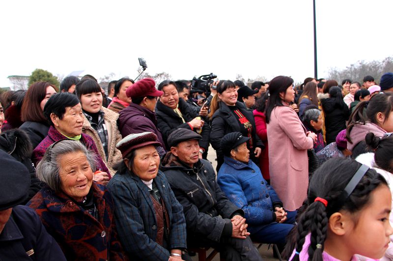 芜湖县红杨镇六桥村举行乡村春晚专场文艺演出